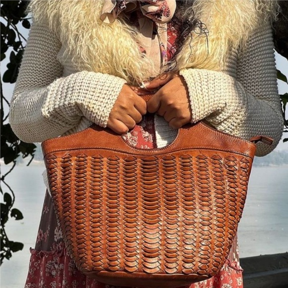 STUNNING GENICCI WOVEN LEATHER ROUND HANDLE WITH CROSSBODY STRAP - Picture 4 of 10